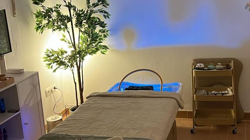 Lavacabezas con chorros de agua y luz tenue.